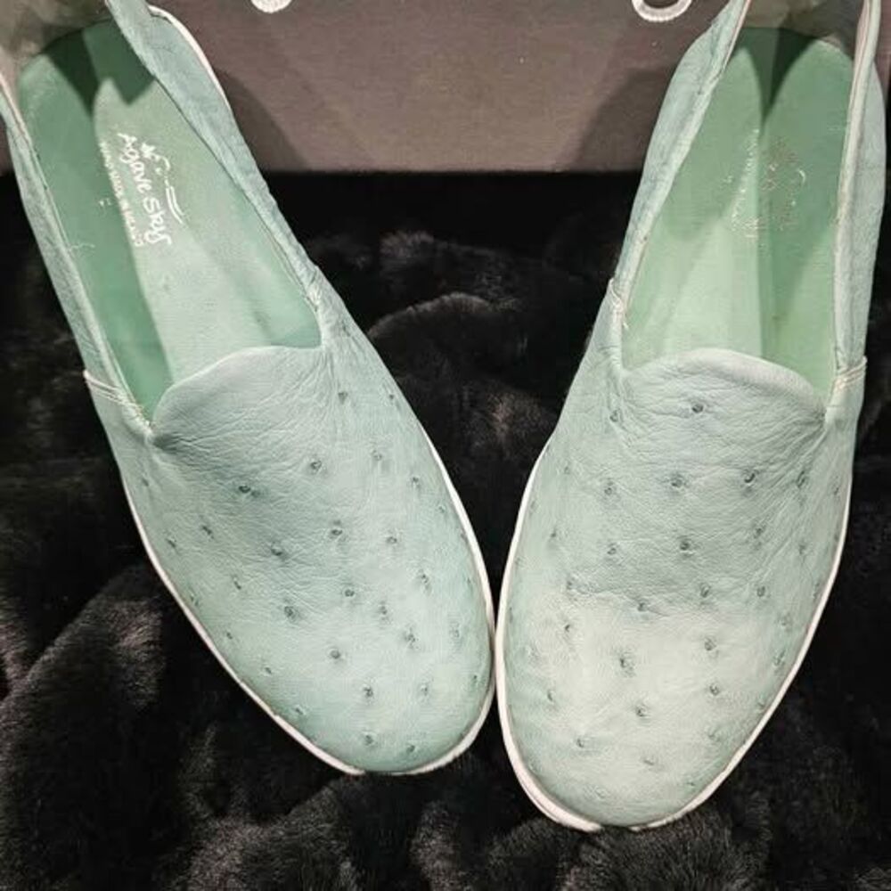 Agave Sky womens Ostrich slip in, size 8.